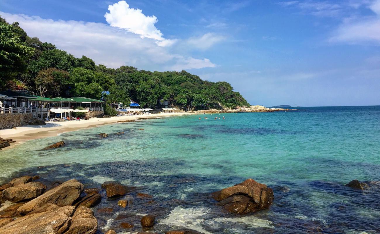 Photo de Thian Beach avec sable blanc de surface