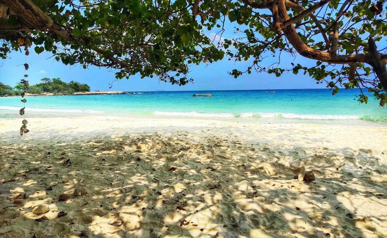 Photo de Plage de Wai avec sable blanc de surface