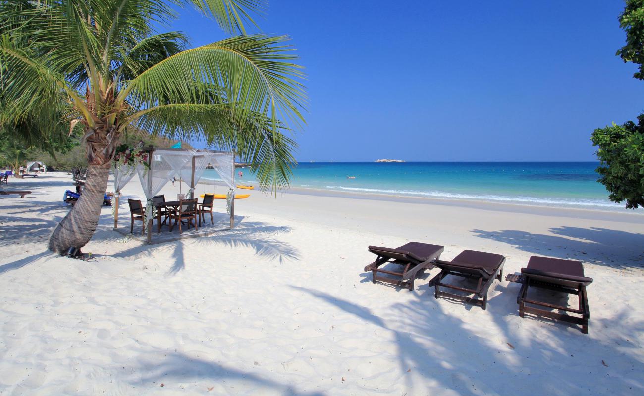 Photo de Kiew Beach avec sable fin blanc de surface