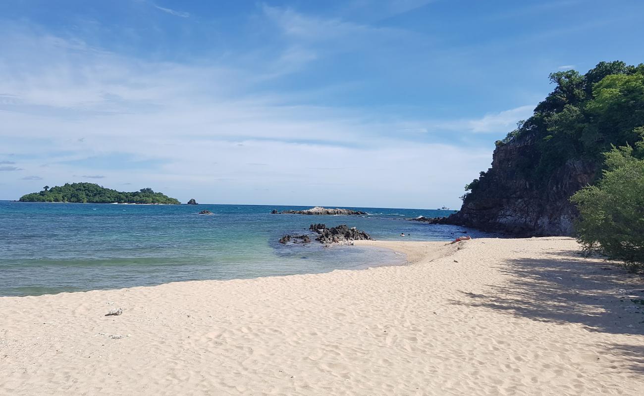 Photo de Kam Island Beach avec sable brillant et rochers de surface