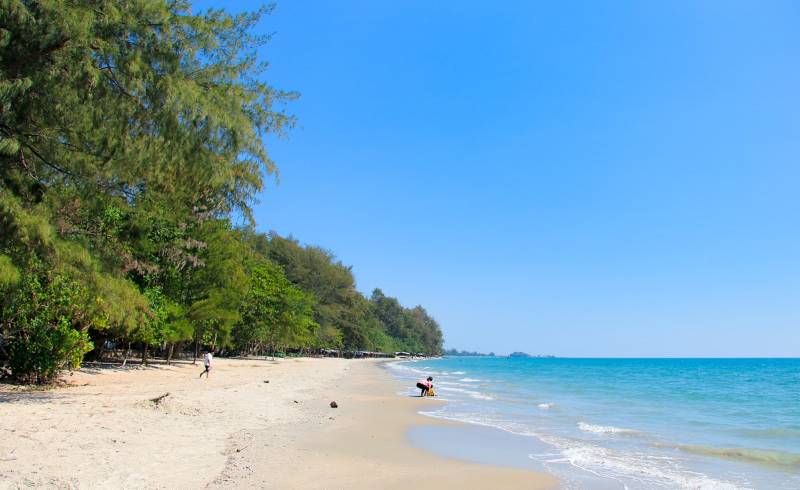 Photo de Hat Suan Son Beach avec sable lumineux de surface