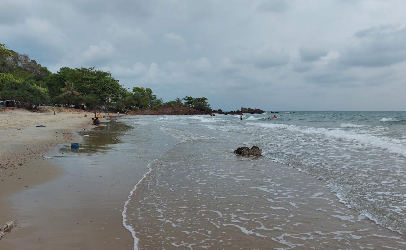 Photo de Chakphong Beach avec sable lumineux de surface