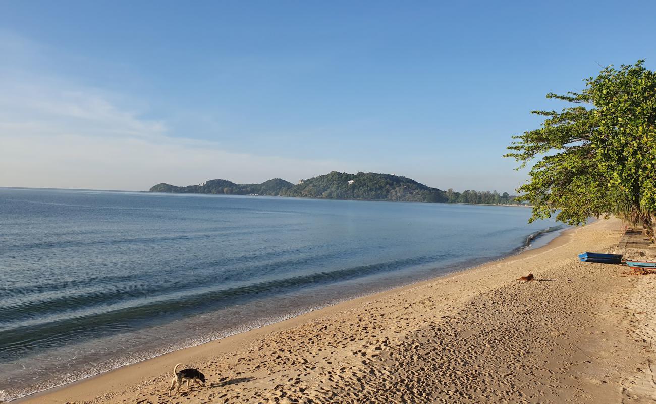 Photo de Hat Sai Kaeo Beach avec sable lumineux de surface