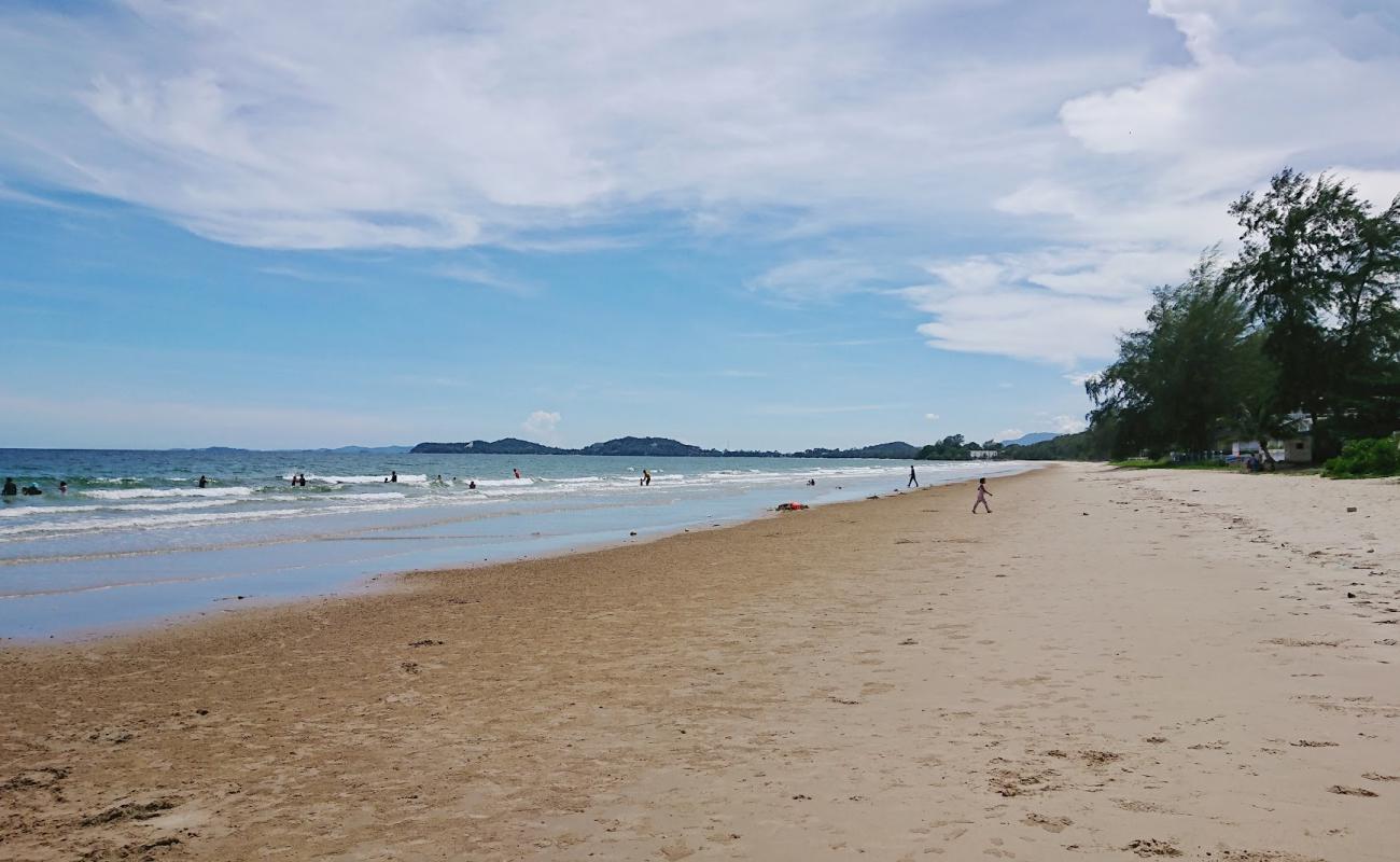 Photo de Laem Maepim Beach avec sable lumineux de surface