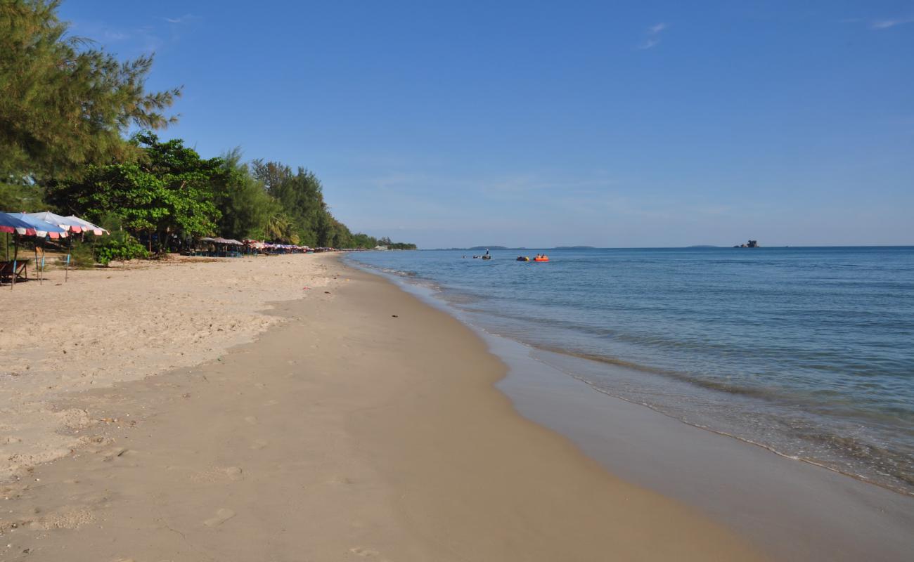 Photo de Laem Mae Phim Beach avec sable lumineux de surface