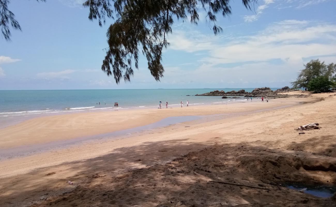 Photo de Kung Wiman Beach avec sable lumineux de surface