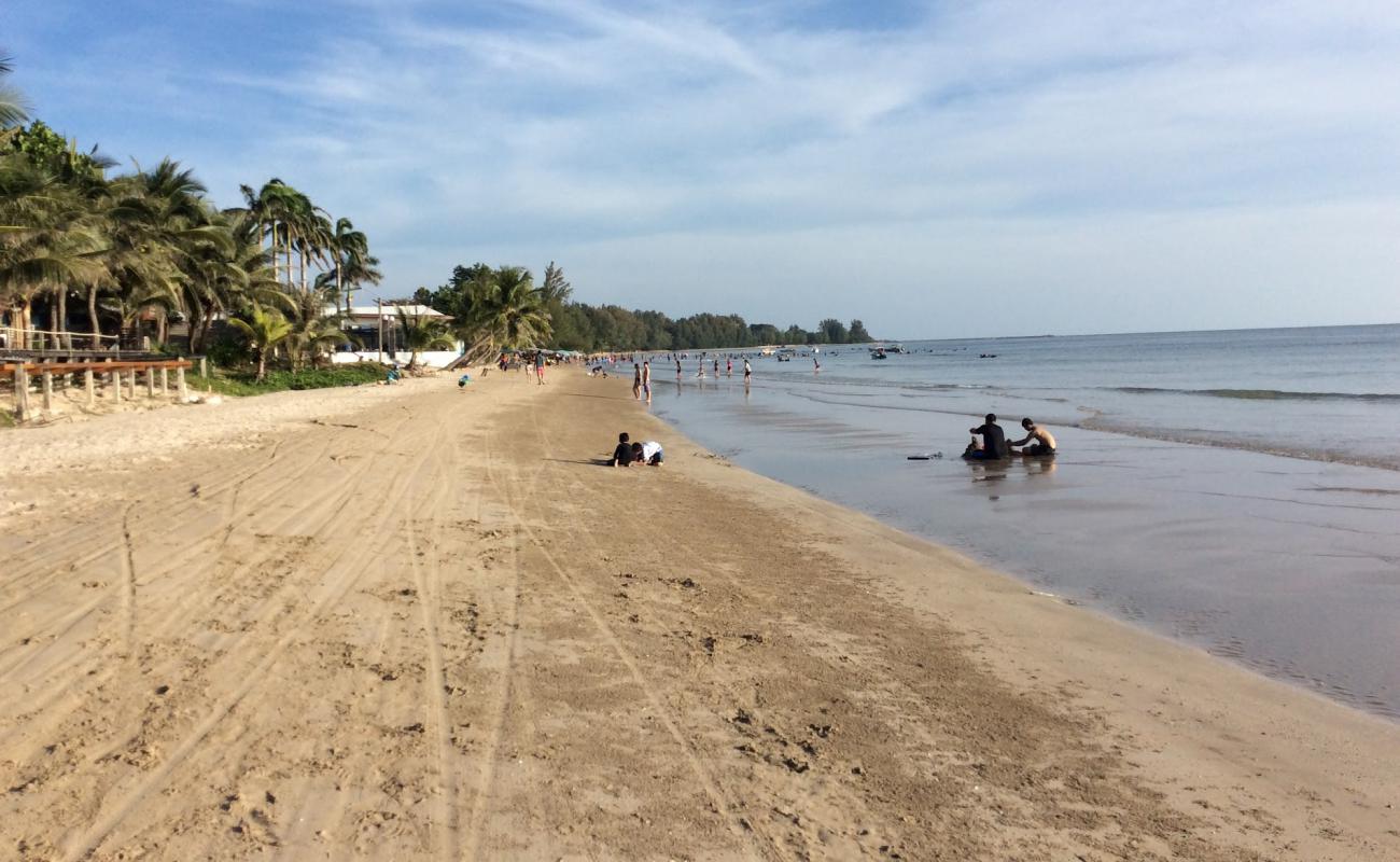 Photo de Hat Chao Lao Beach avec sable lumineux de surface