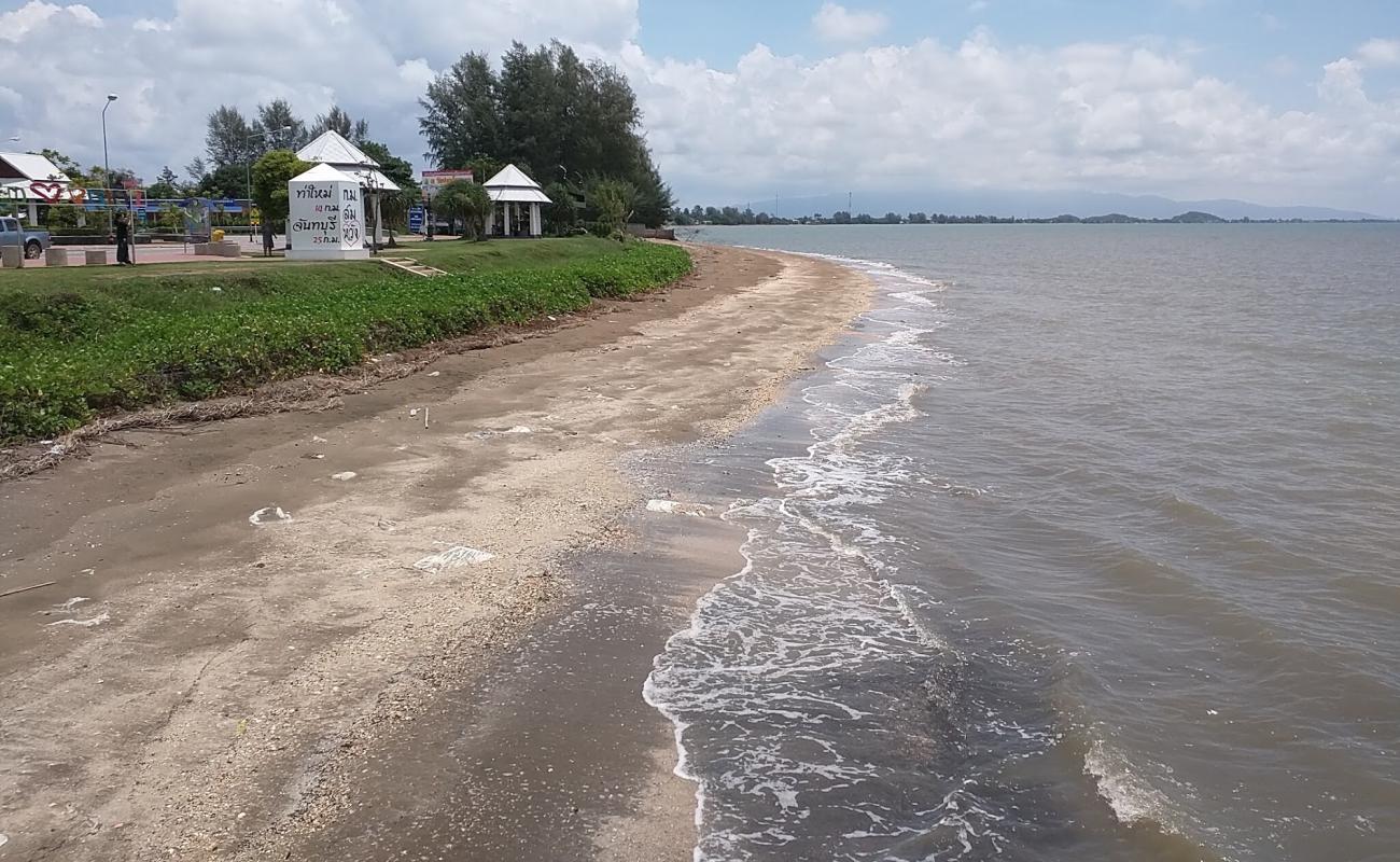 Photo de Pak Nam Khaem Nu Beach avec sable lumineux de surface