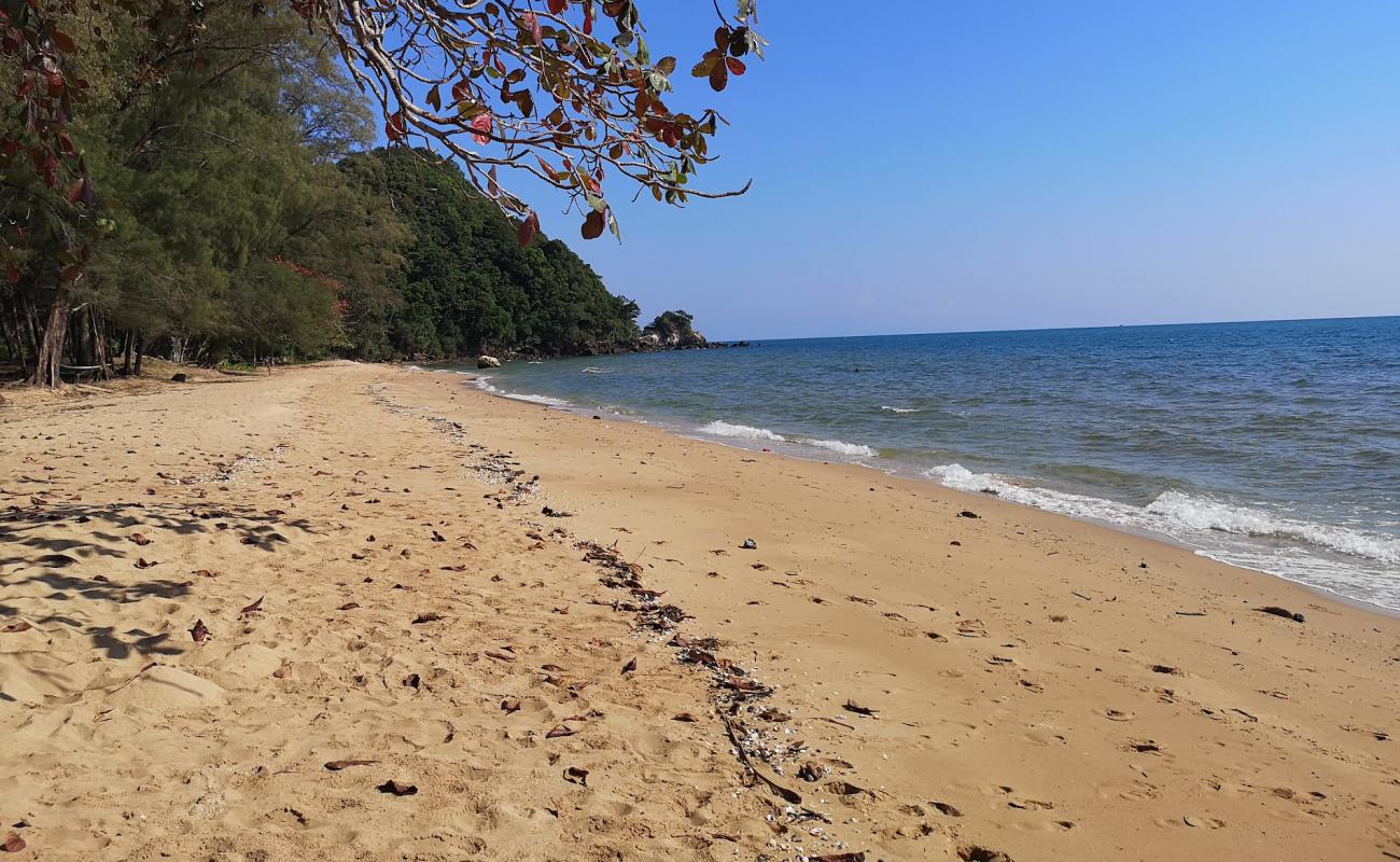 Photo de Ao Krathing Beach avec sable lumineux de surface