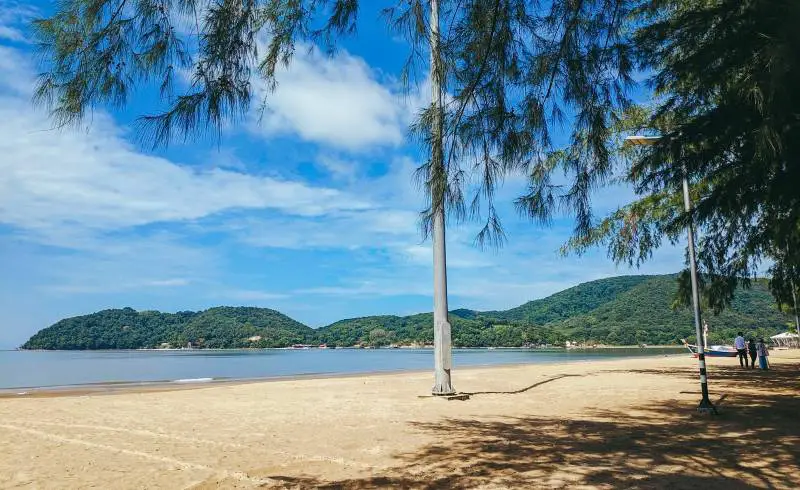 Photo de Hat Laem Sing Beach avec sable lumineux de surface