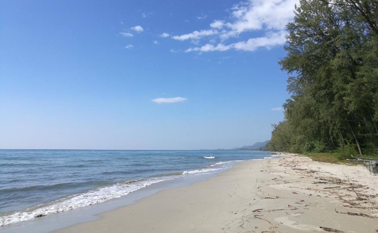 Photo de Hat Ploy Dang Beach avec sable lumineux de surface