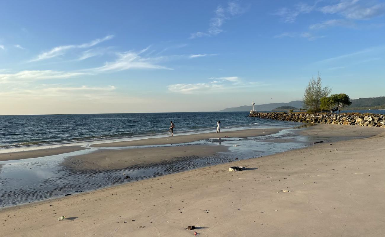 Photo de Mai Rut Beach avec sable lumineux de surface