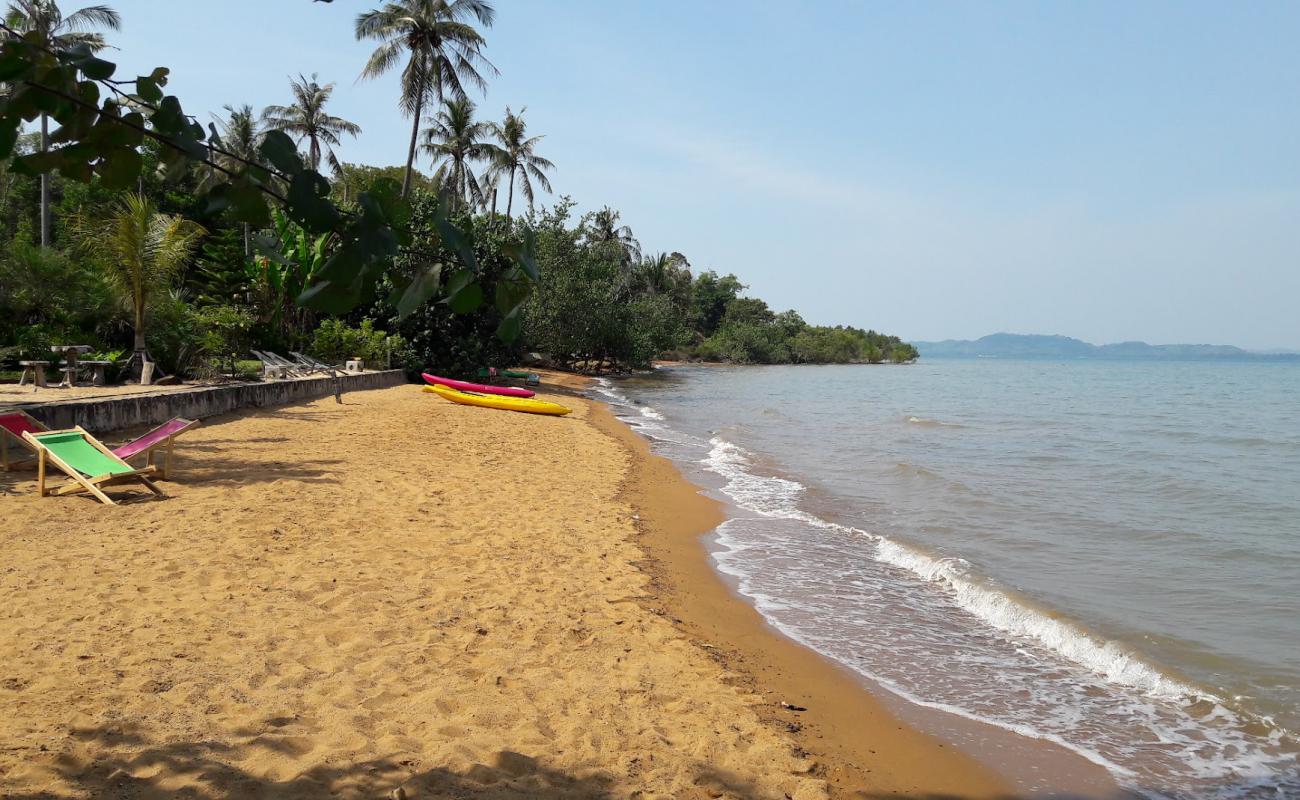 Photo de Ko Chang Beach avec sable brun de surface