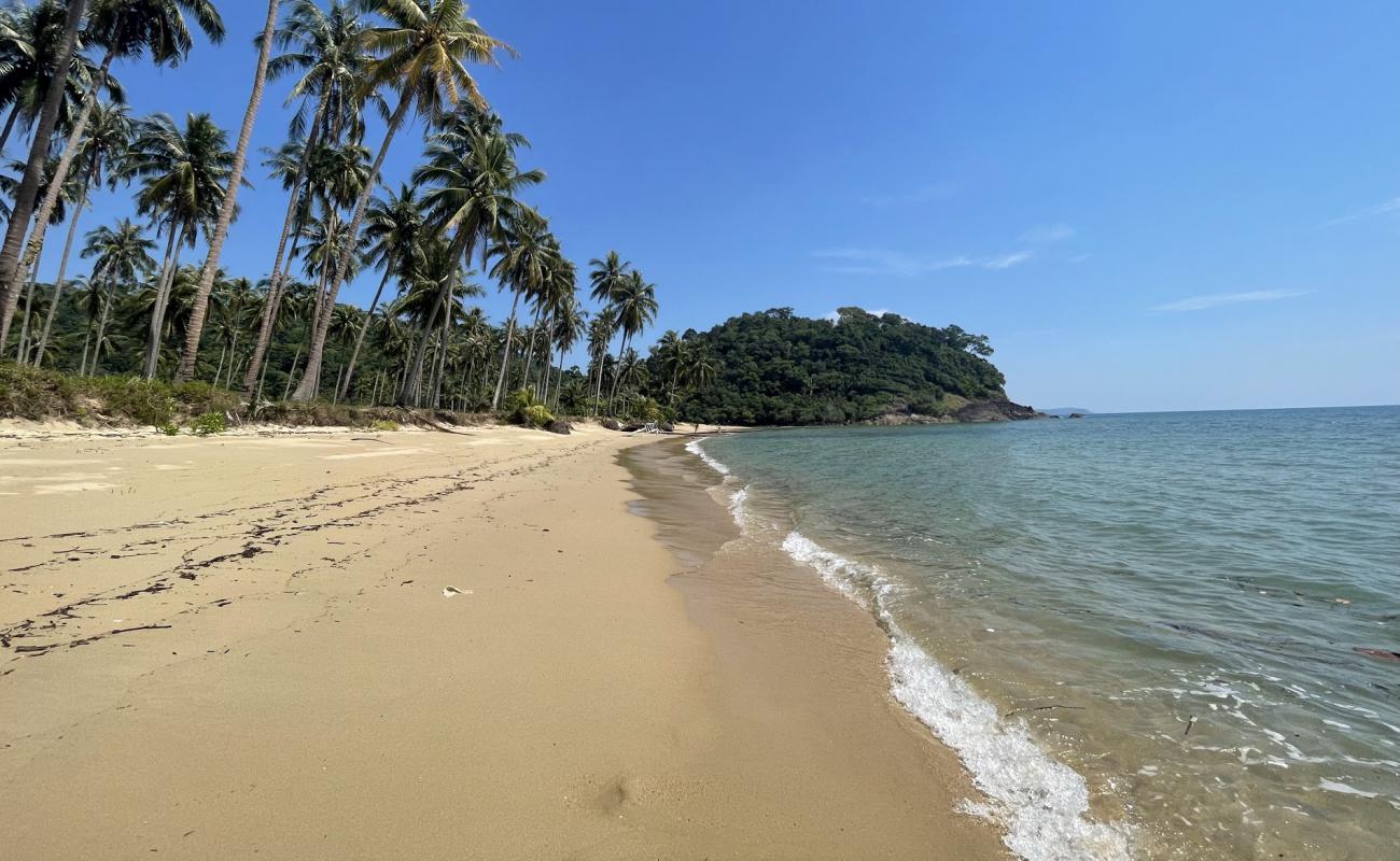 Photo de Wai Chaek Beach avec sable lumineux de surface