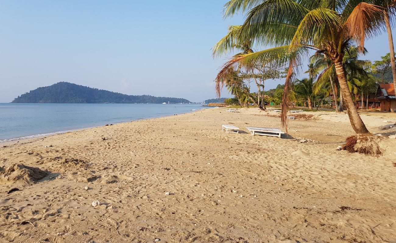 Photo de Koh Chang Beach avec sable lumineux de surface