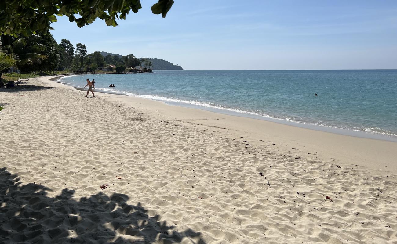 Photo de Lonely Beach avec sable fin et lumineux de surface