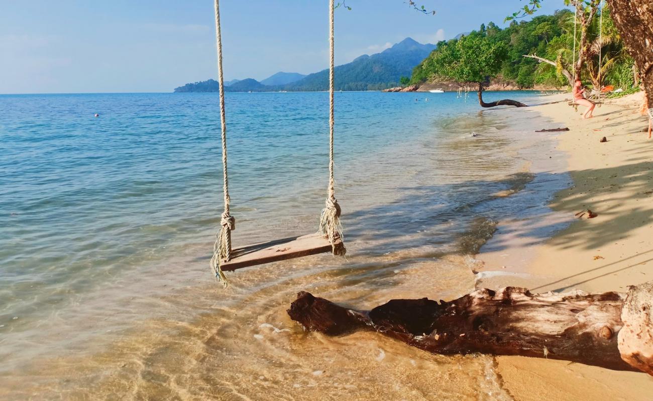 Photo de Kai Bae Beach avec sable fin et lumineux de surface