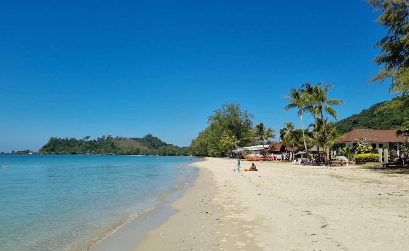 Photo de Klong Prao beach avec sable fin et lumineux de surface