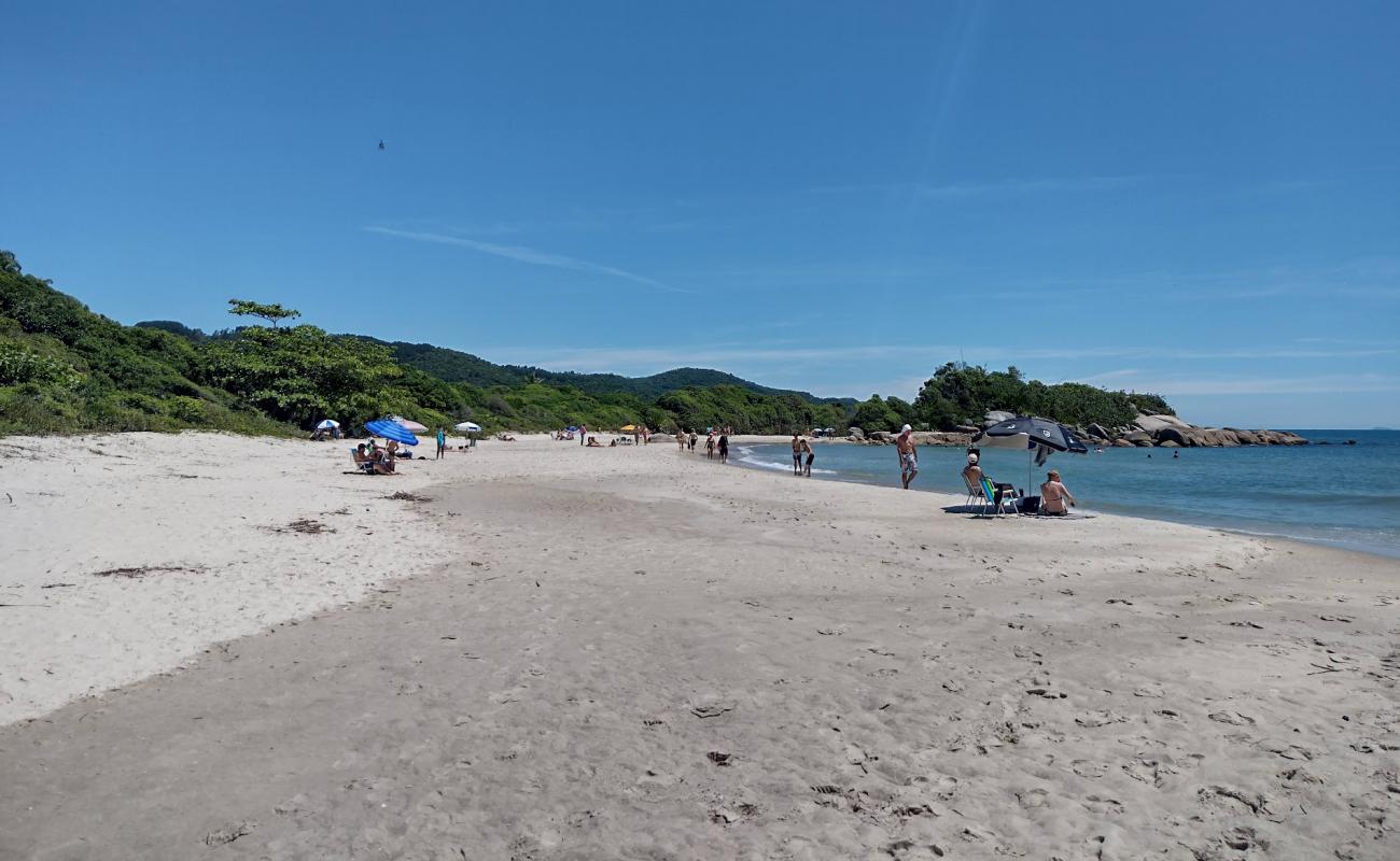 Photo de Praia das Bananeiras avec sable beige de surface