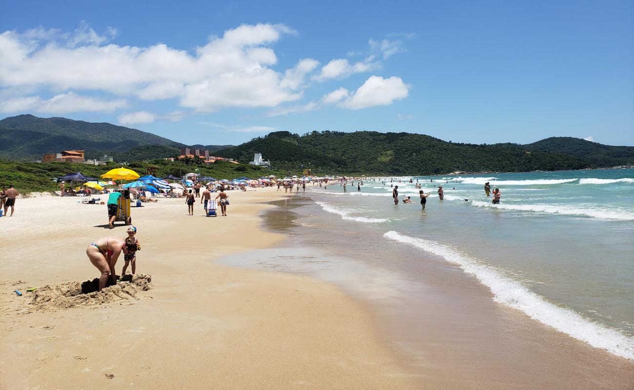 Photo de Praia Grande Caravelas avec sable beige de surface