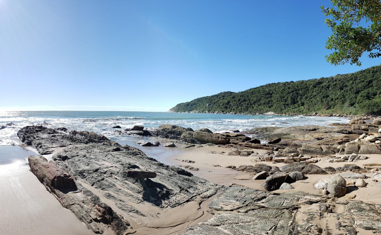 Photo de Praia da Miseria avec sable beige & pierres de surface