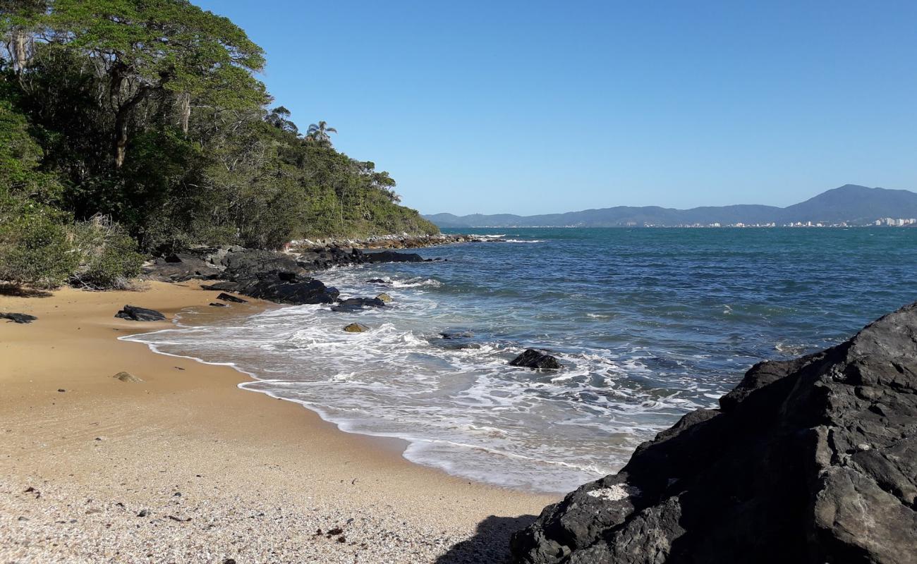 Photo de Beach Costao - Cabeco avec terrain rocheux de surface