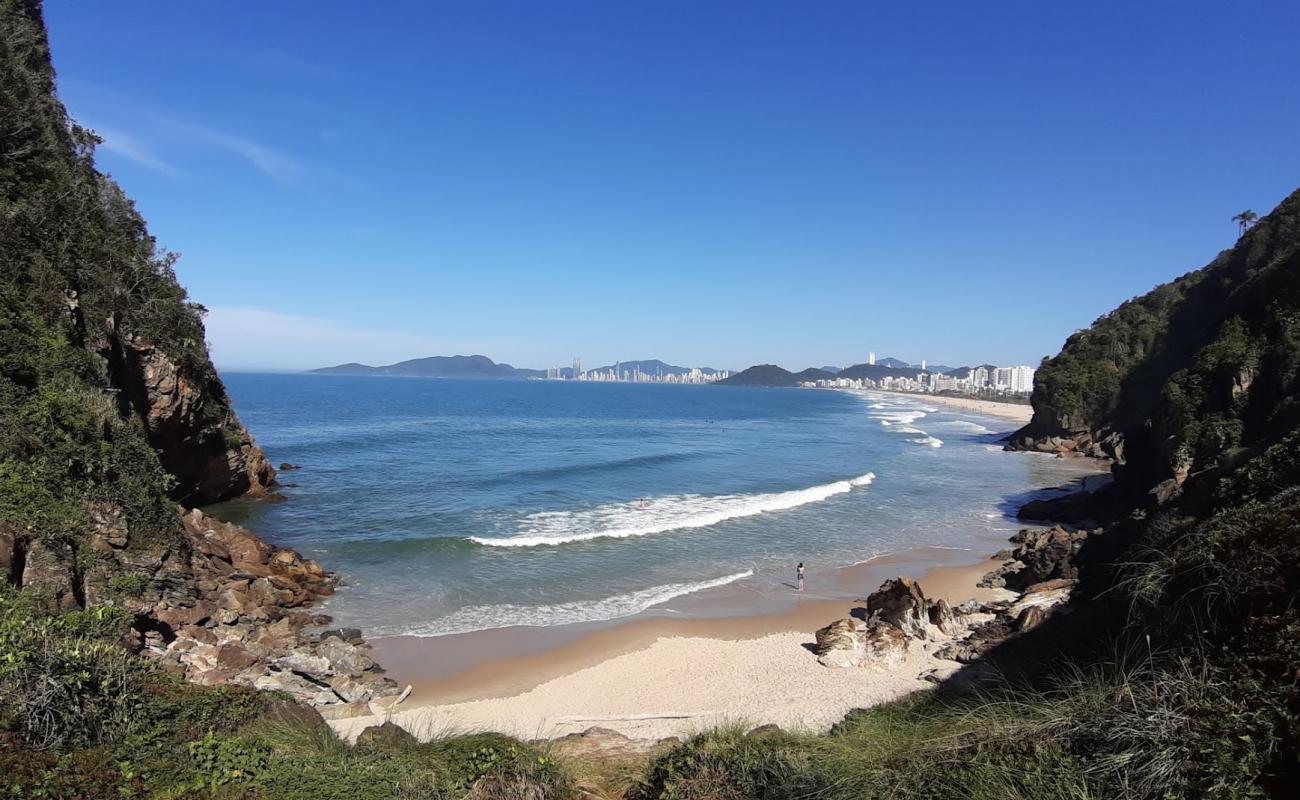 Photo de Praia do Morcego avec sable beige de surface