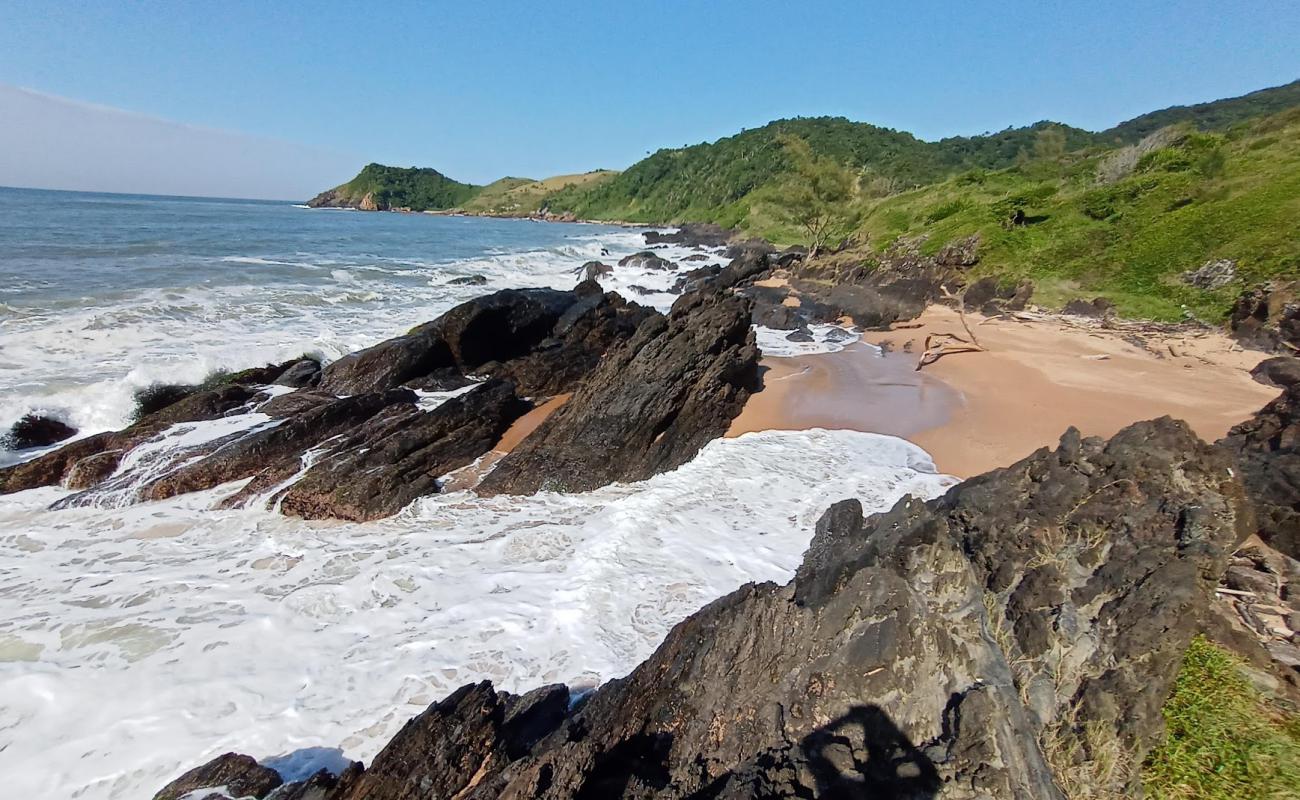 Photo de Sao Roque Beach avec sable beige & pierres de surface