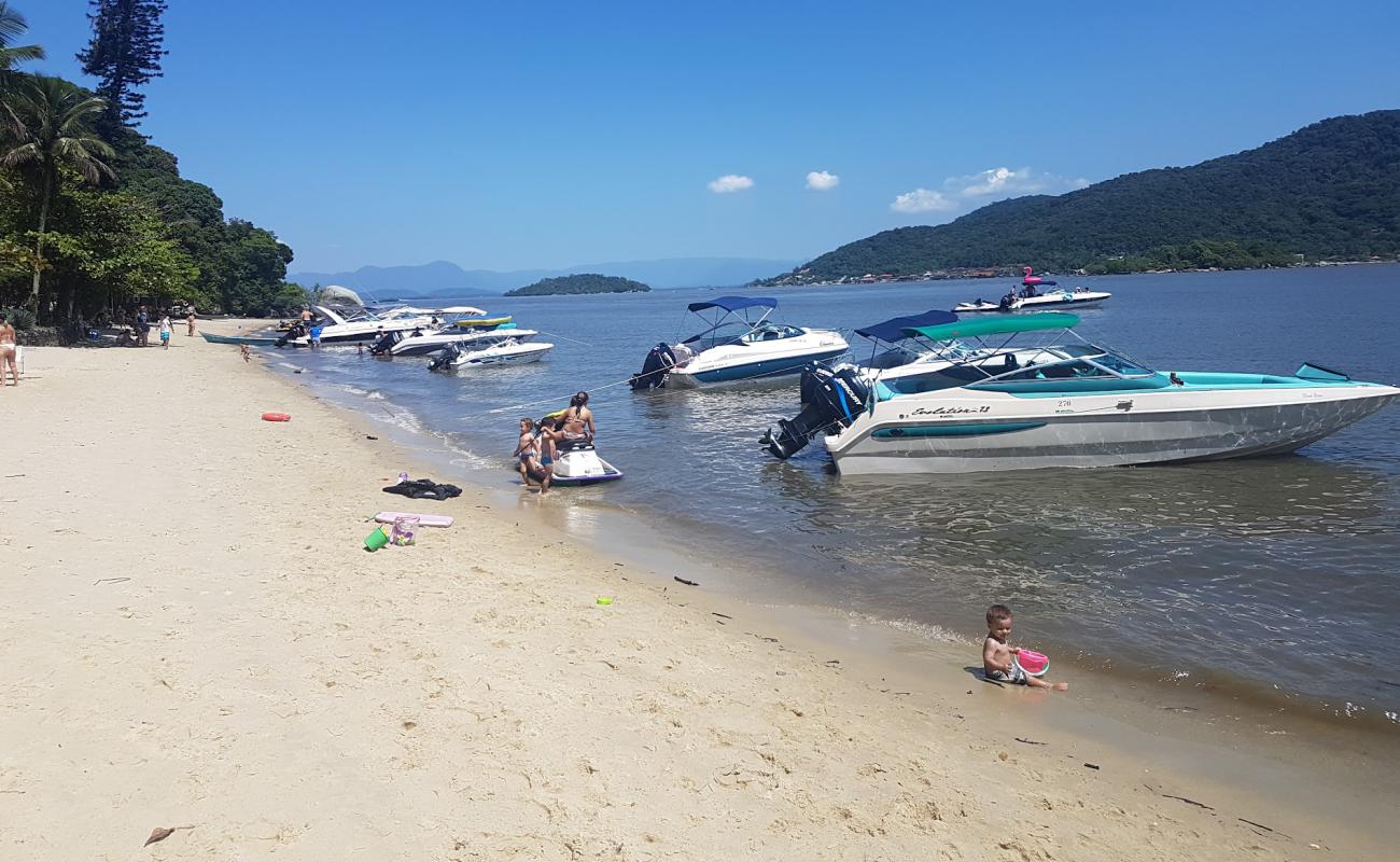 Photo de Ilha das Flores Beach avec sable beige de surface
