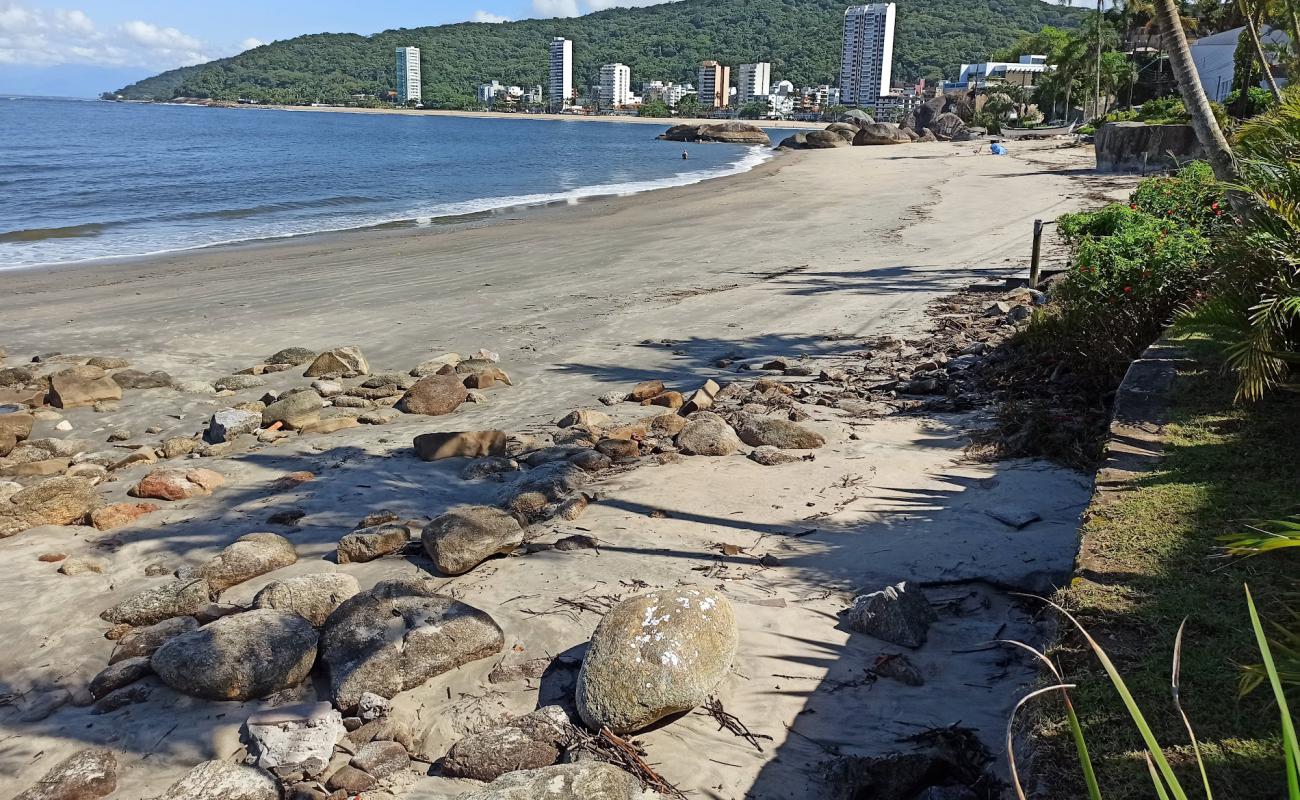 Photo de Amores Beach avec sable gris de surface