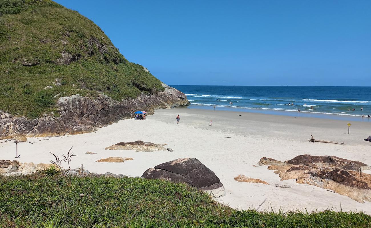 Photo de Praia da Gruta avec sable beige fin de surface