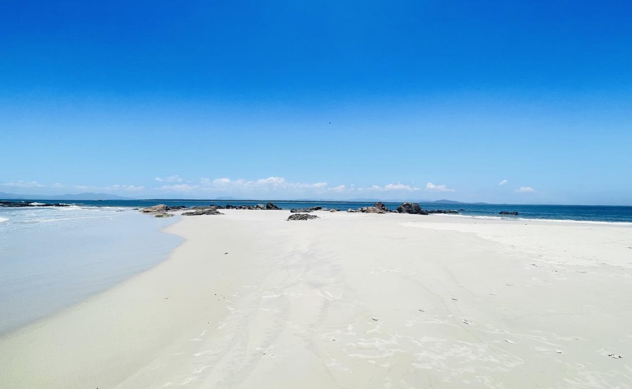 Photo de Ilha das Palmas Beach avec sable beige fin de surface
