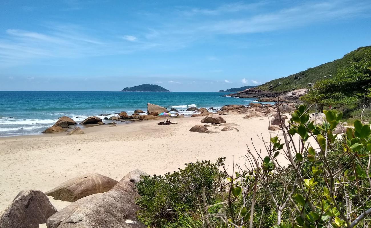 Photo de Praia do Rio das Pacas avec sable beige de surface