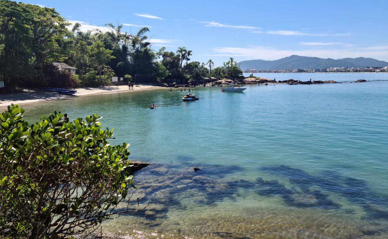 Photo de Praia do Frances avec sable beige de surface
