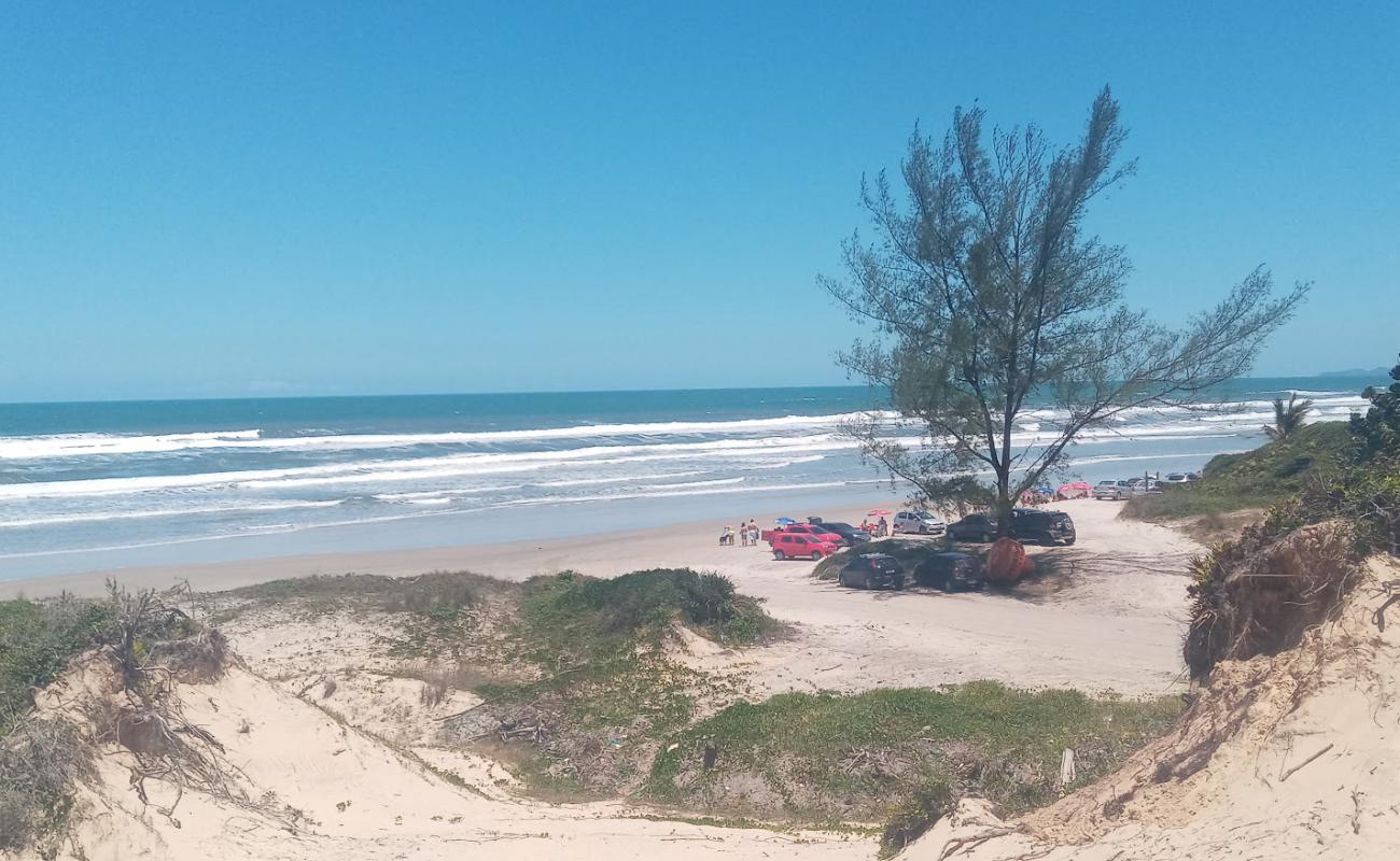 Photo de Pedrinhas Beach avec sable beige de surface