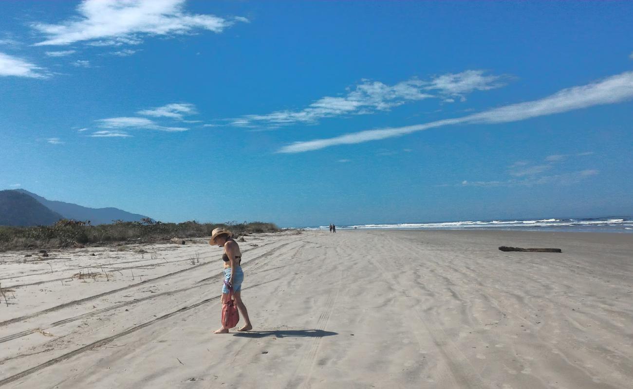 Photo de Praia do Una avec sable beige de surface
