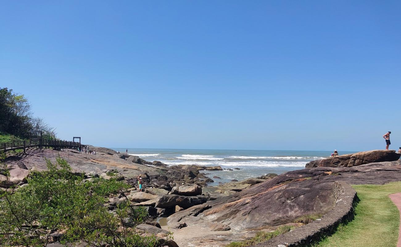 Photo de Praia da Gruta Itanhaem avec terrain rocheux de surface
