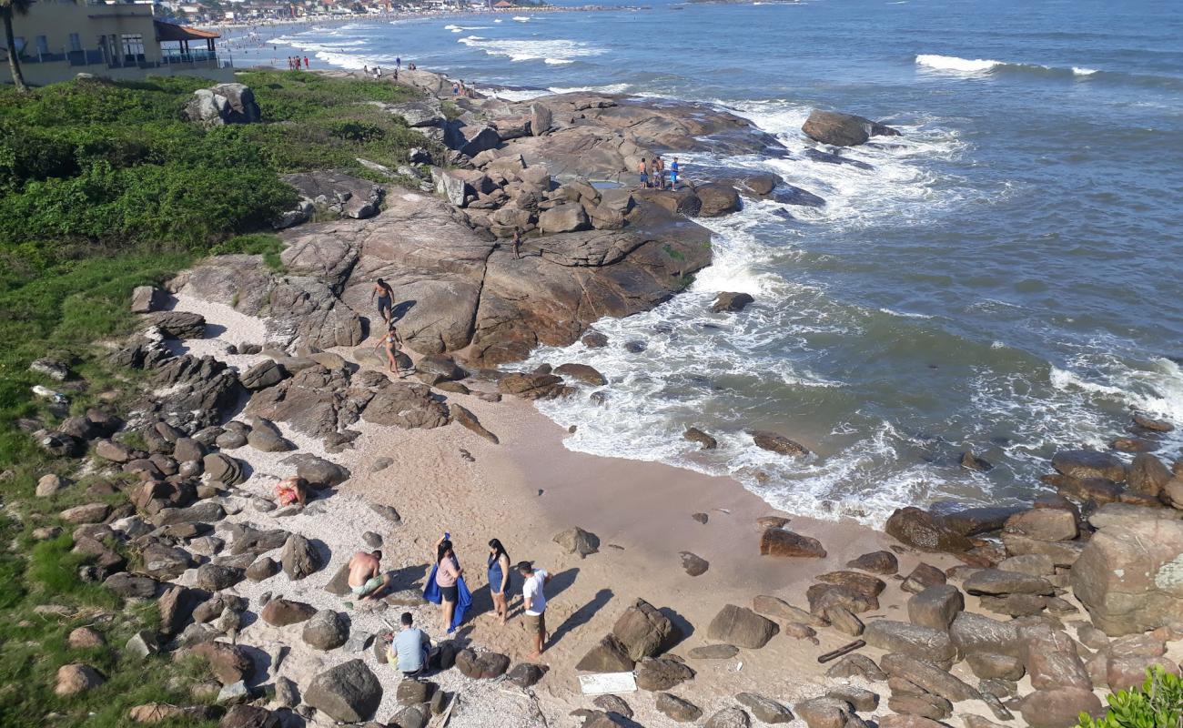 Photo de Praia Das Conchas avec sable coquillé beige de surface