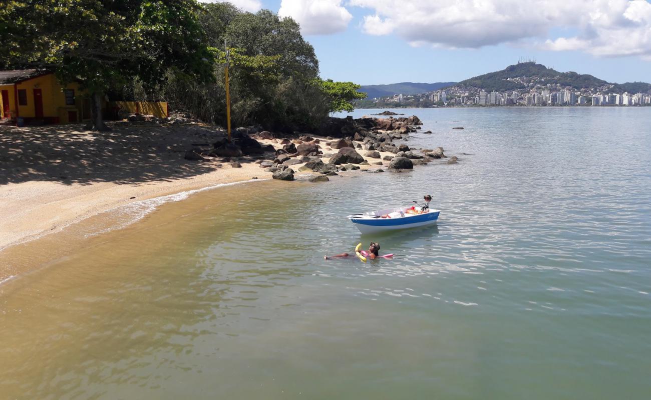 Photo de Praia da Ilha dos Guaras avec sable coquillé beige de surface