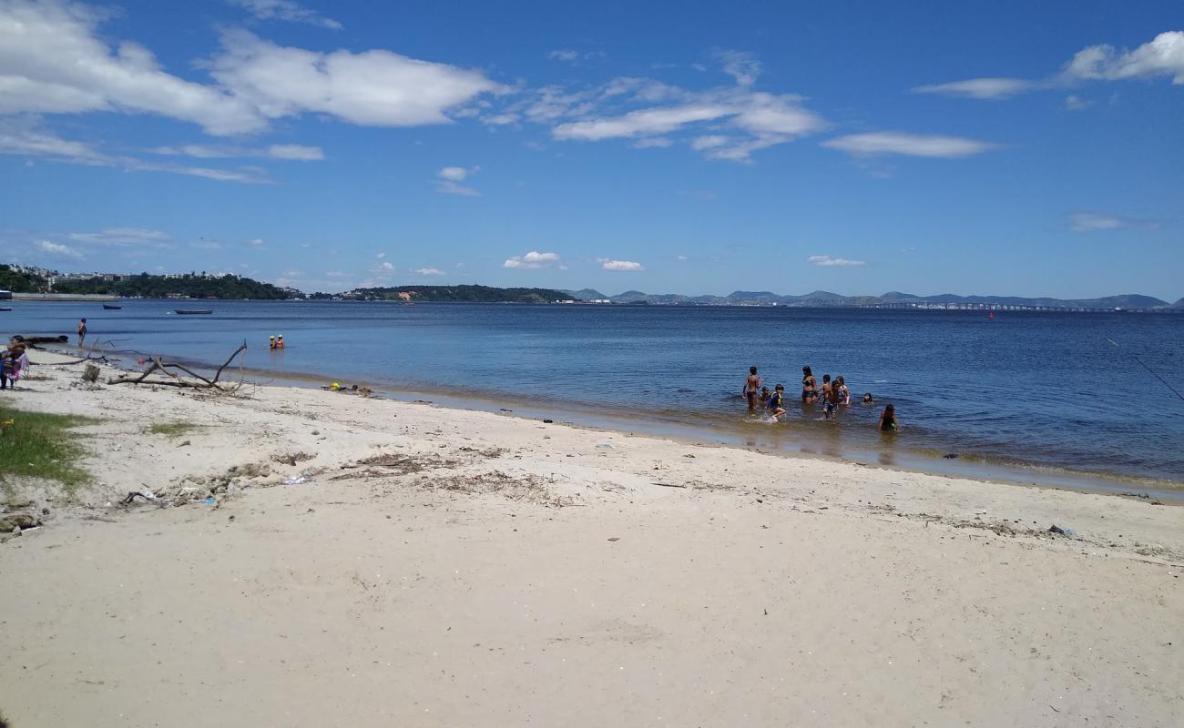 Photo de Praia de Sao Bento avec sable beige de surface
