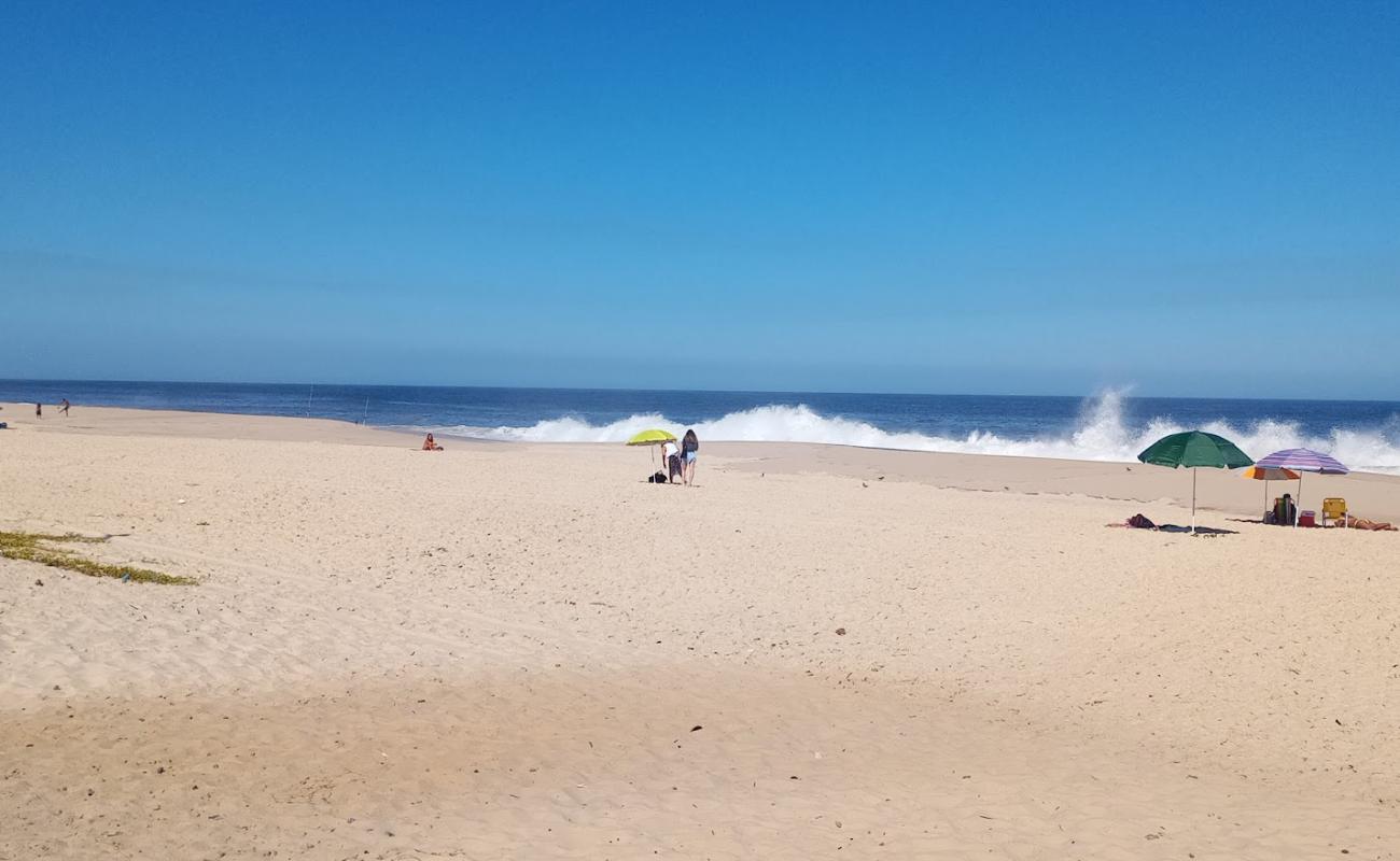 Photo de Praia de Marica avec sable beige de surface