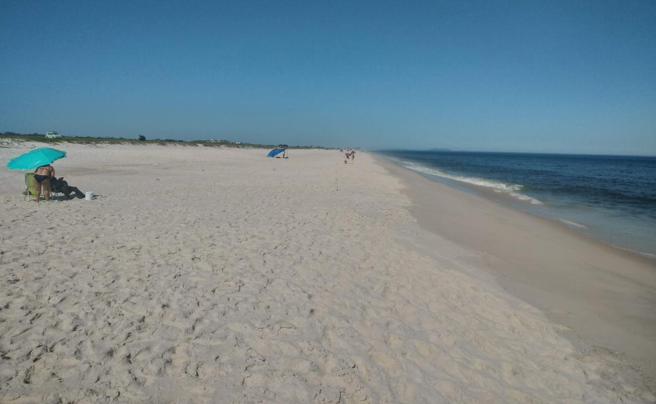 Photo de Praia de Massambaba avec sable beige de surface