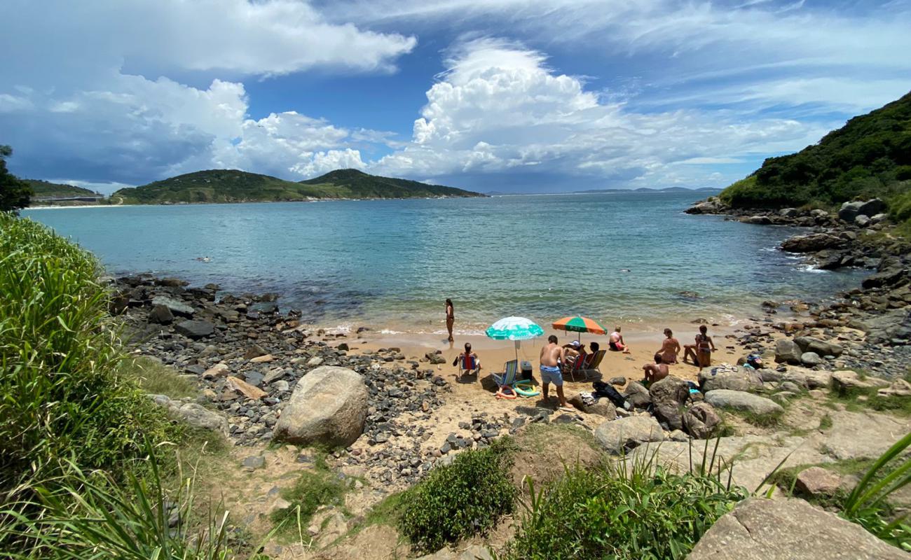 Photo de Praia da Gracainha avec sable beige de surface