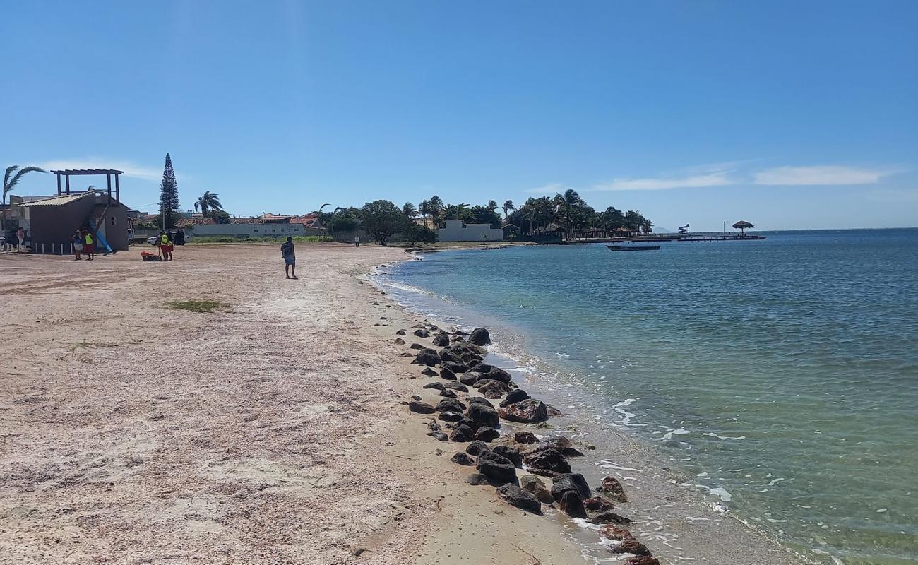 Photo de Praia Das Pedras De Sapiatiba avec sable beige de surface