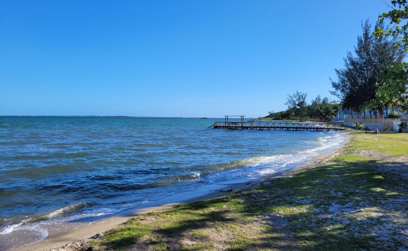 Photo de Praia das Andorinhas avec sable beige de surface