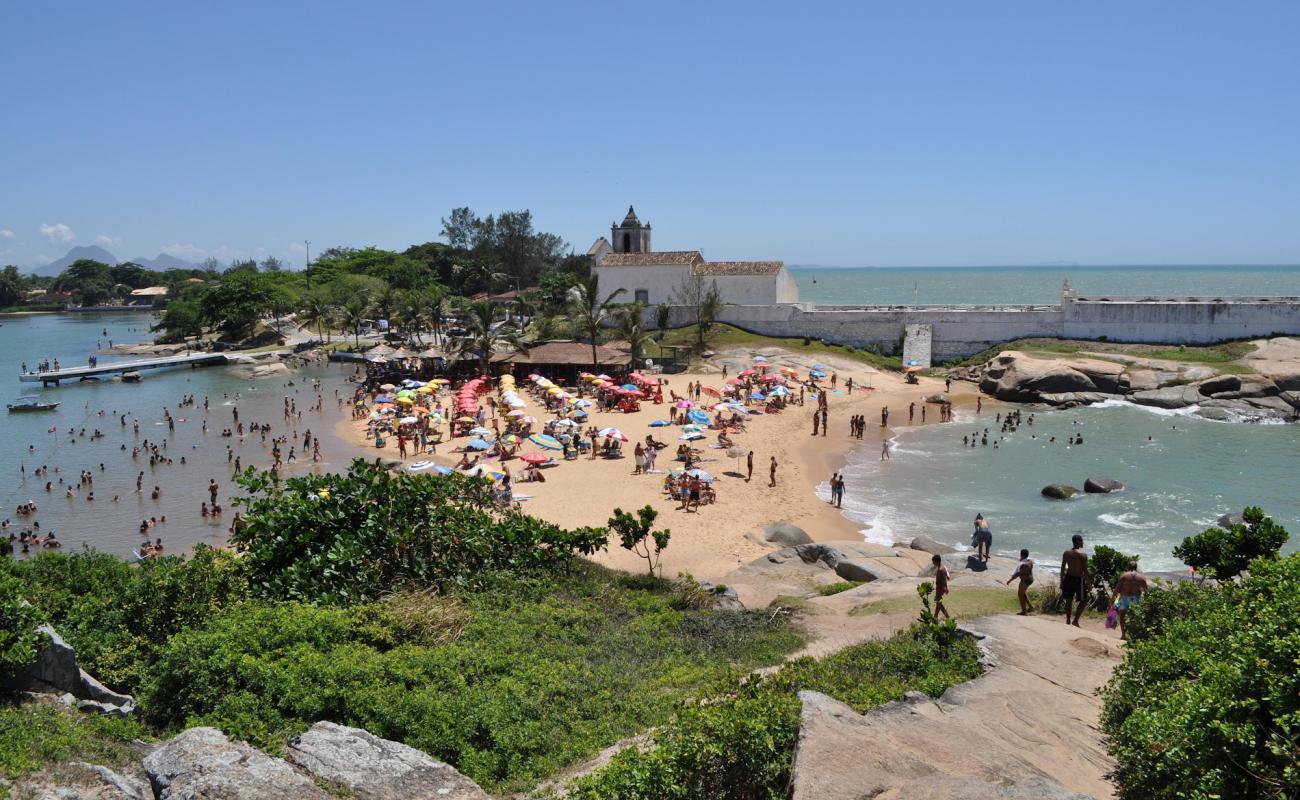 Photo de Prainha da Capela da Barra de Sao Joao avec sable beige de surface