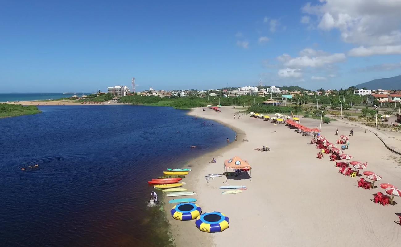 Photo de Praia do Lagoa de Iriry avec sable beige de surface