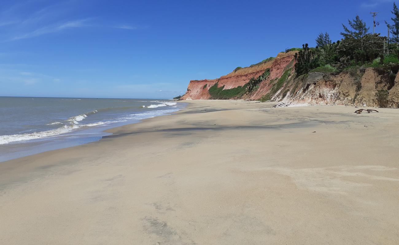 Photo de Praia das Falesias avec sable beige de surface