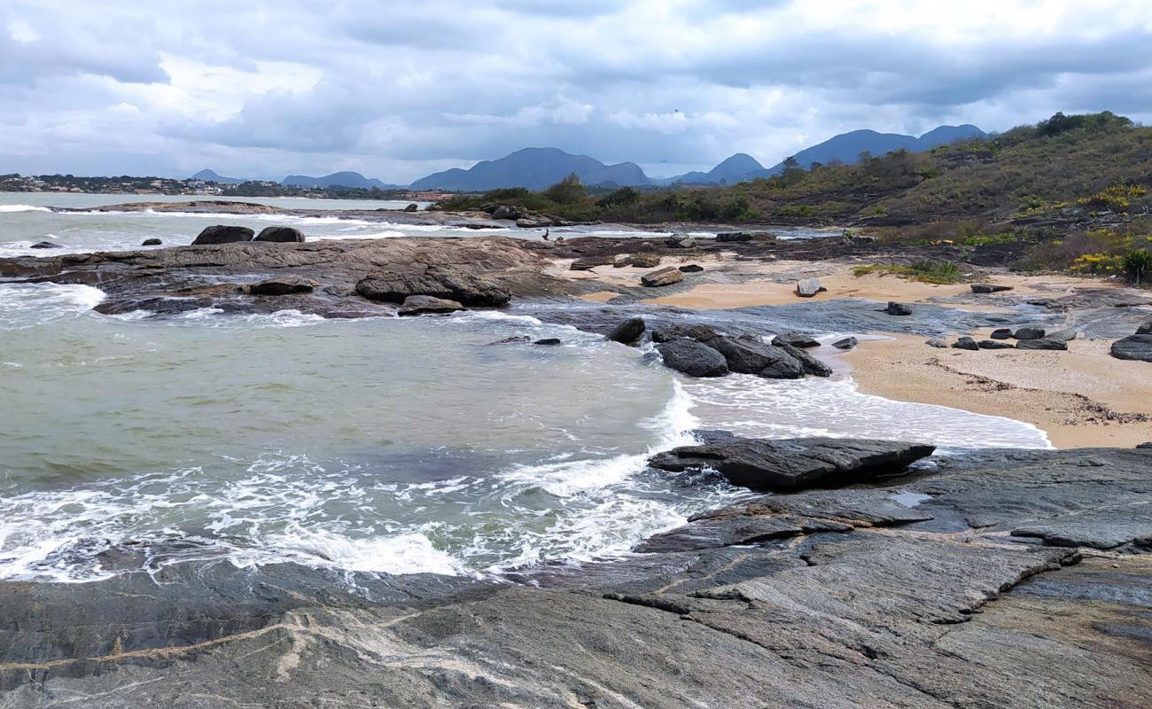 Photo de Praia dos Pacheco avec sable beige & pierres de surface