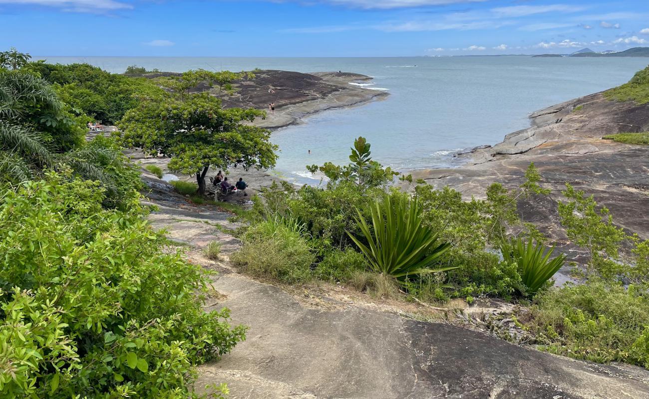 Photo de Prainha do Morro do Cruzeiro avec sable beige & pierres de surface